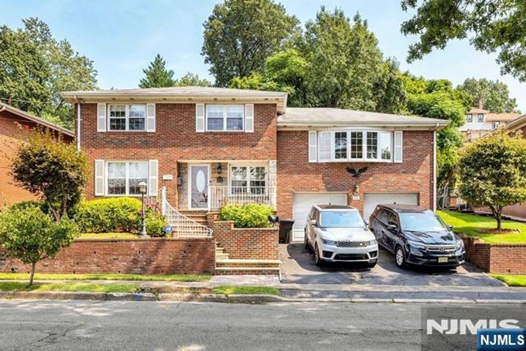 694 Center Street House, Ridgefield, NJ 07657