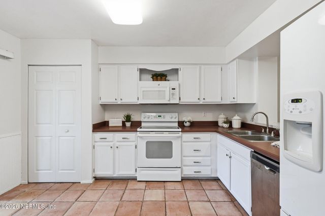 7910 LOS ROBLES Court, Jacksonville, FL 32256