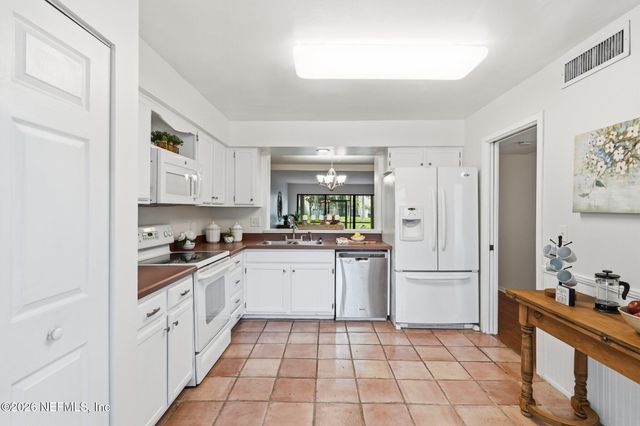 7910 LOS ROBLES Court, Jacksonville, FL 32256