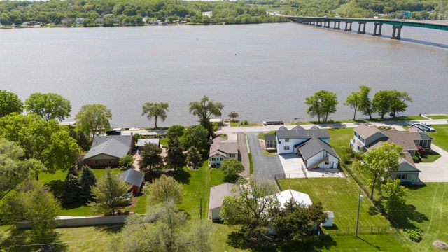 1401 Canal Shore Drive, Leclaire, IA 52753