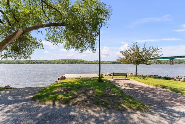 1401 Canal Shore Drive, Leclaire, IA 52753