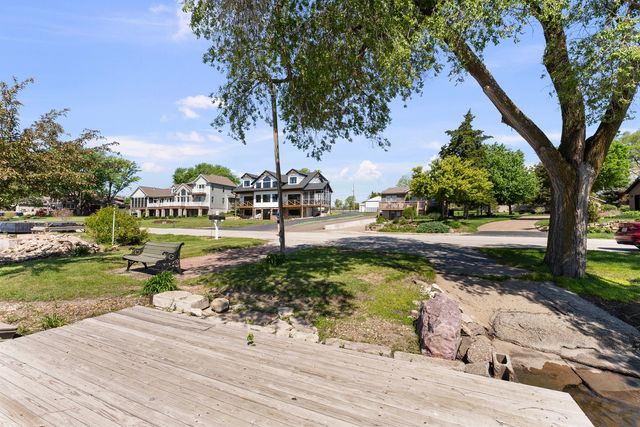 1401 Canal Shore Drive, Leclaire, IA 52753