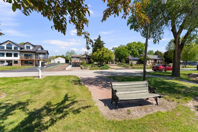 1401 Canal Shore Drive, Leclaire, IA 52753