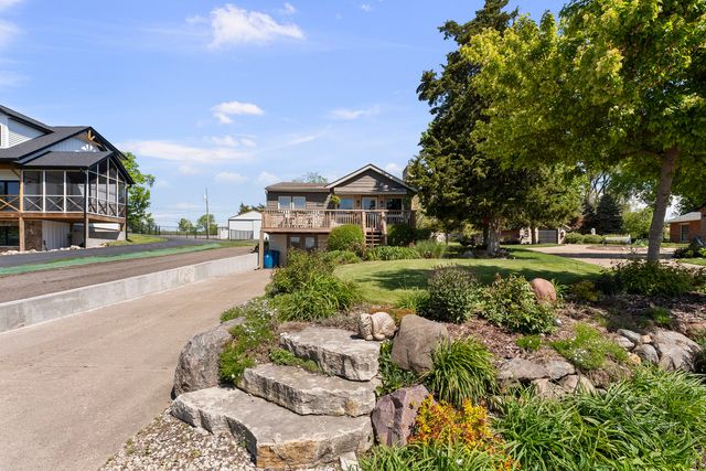 1401 Canal Shore Drive, Leclaire, IA 52753
