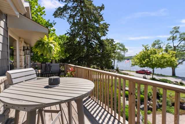 1401 Canal Shore Drive, Leclaire, IA 52753