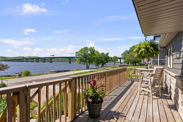 1401 Canal Shore Drive, Leclaire, IA 52753