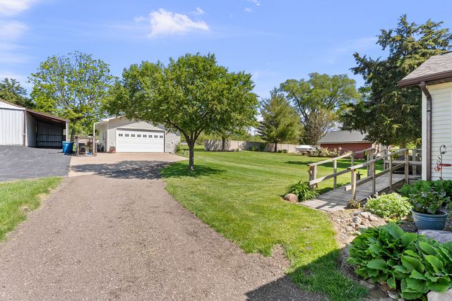 1401 Canal Shore Drive, Leclaire, IA 52753