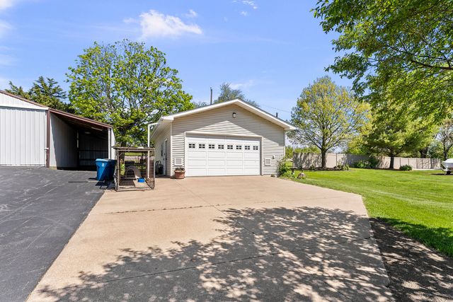 1401 Canal Shore Drive, Leclaire, IA 52753
