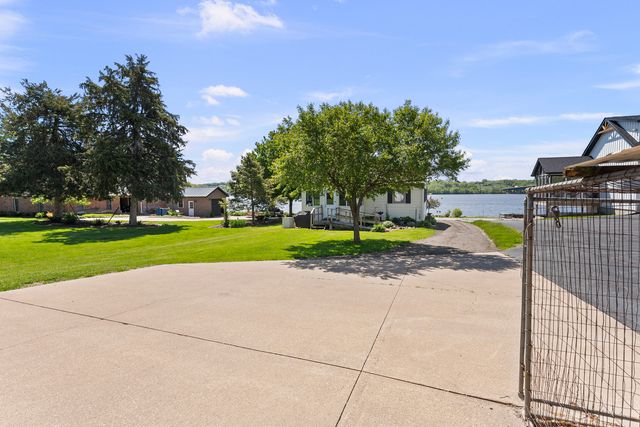 1401 Canal Shore Drive, Leclaire, IA 52753