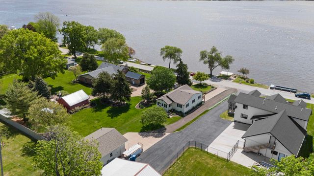 1401 Canal Shore Drive, Leclaire, IA 52753