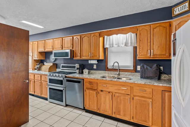 1401 Canal Shore Drive, Leclaire, IA 52753