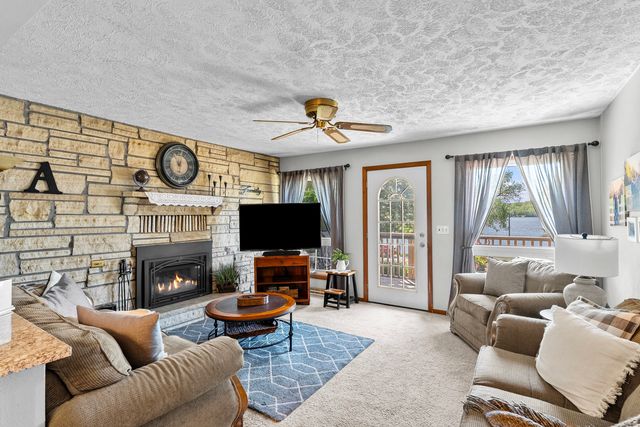 1401 Canal Shore Drive, Leclaire, IA 52753
