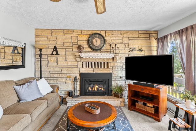 1401 Canal Shore Drive, Leclaire, IA 52753