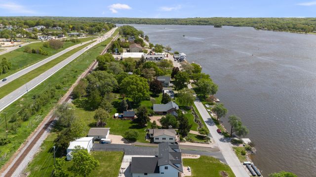 1401 Canal Shore Drive, Leclaire, IA 52753