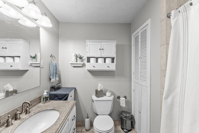 1401 Canal Shore Drive, Leclaire, IA 52753
