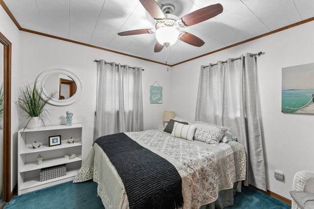 1401 Canal Shore Drive, Leclaire, IA 52753