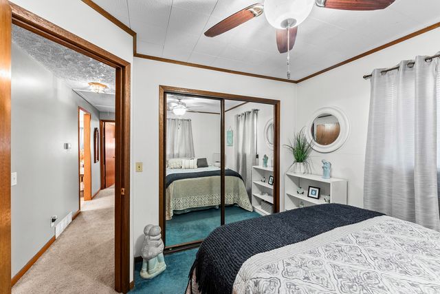 1401 Canal Shore Drive, Leclaire, IA 52753