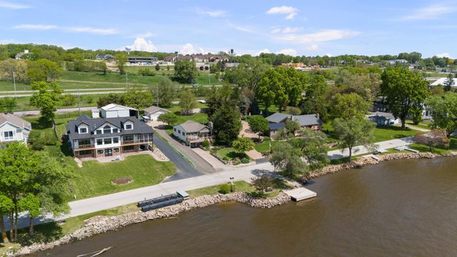 1401 Canal Shore Drive, Leclaire, IA 52753