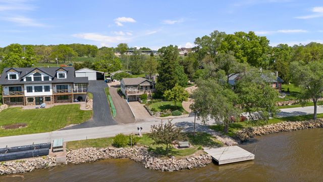 1401 Canal Shore Drive, Leclaire, IA 52753