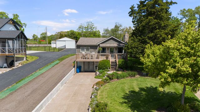 1401 Canal Shore Drive, Leclaire, IA 52753