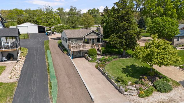 1401 Canal Shore Drive, Leclaire, IA 52753