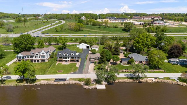 1401 Canal Shore Drive, Leclaire, IA 52753
