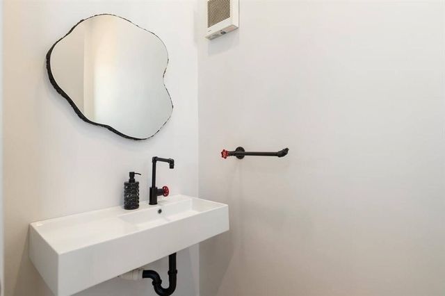 82 Sharpe Rd, Newton, MA 02459