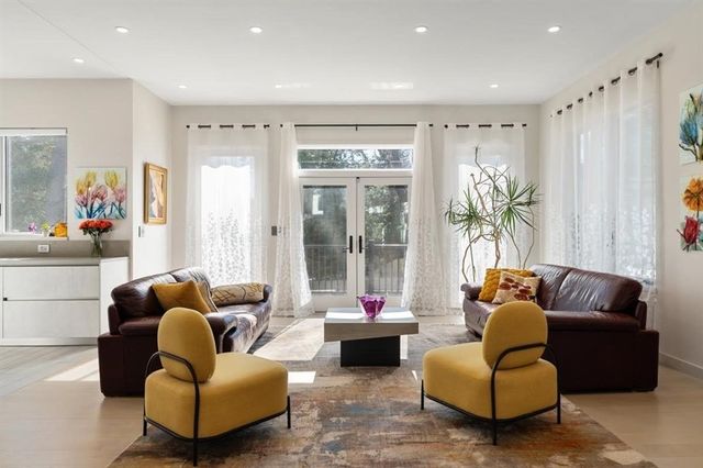 82 Sharpe Rd, Newton, MA 02459