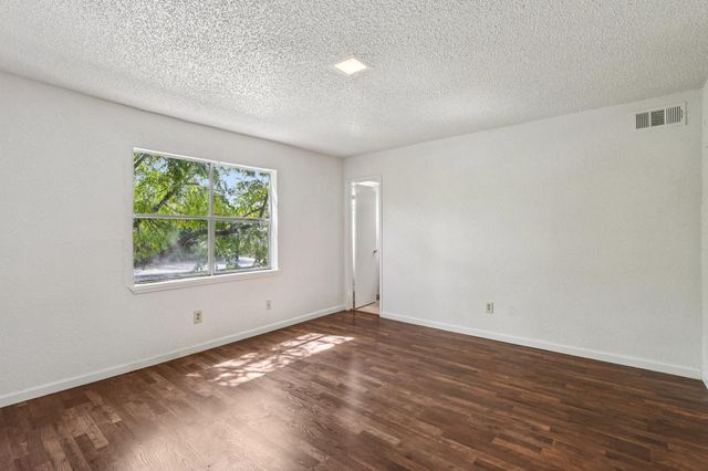 7700 Creekbend Drive 70, Houston, TX 77071