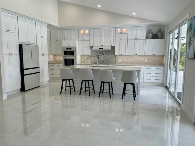 18457 SE Heritage Oaks Lane, Jupiter, FL 33469