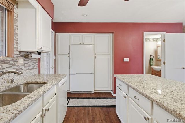 25126 Franklin Franklin Terrace 6, South Lyon, MI 48178