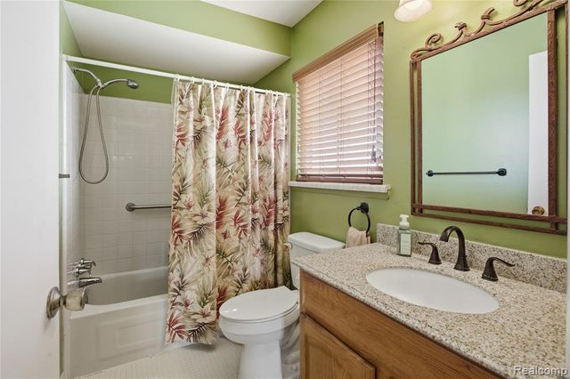 25126 Franklin Franklin Terrace 6, South Lyon, MI 48178