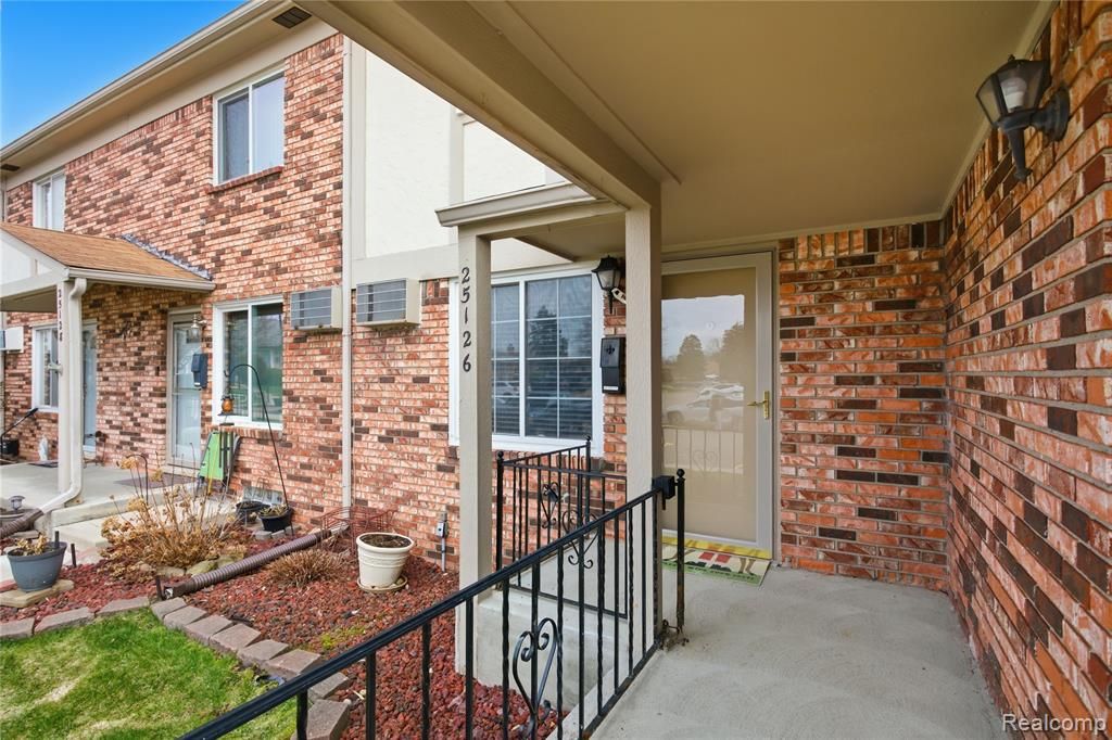 25126 Franklin Franklin Terrace 6, South Lyon, MI 48178