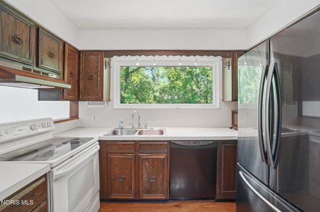 10855 S River Road, Grand Rapids, OH 43522