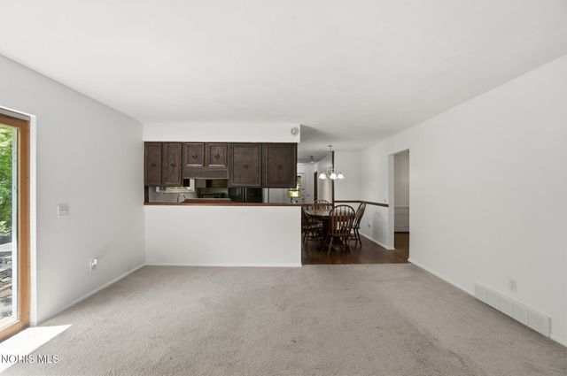 10855 S River Road, Grand Rapids, OH 43522