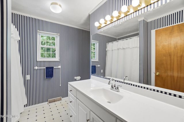10855 S River Road, Grand Rapids, OH 43522