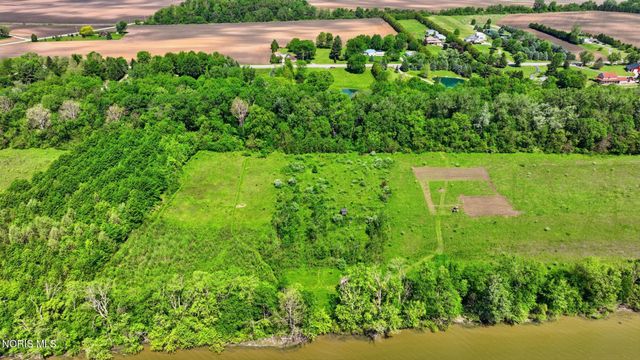 10855 S River Road, Grand Rapids, OH 43522