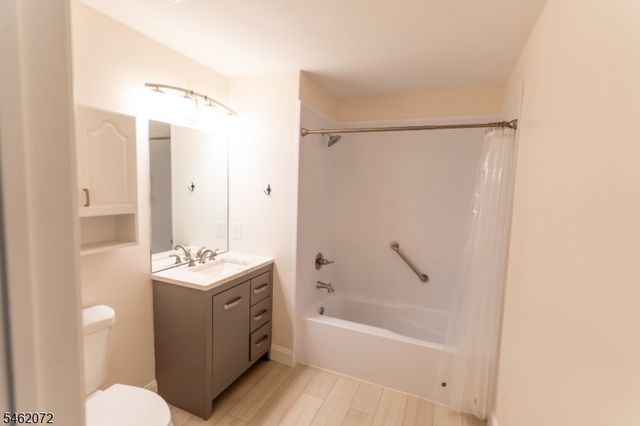 207 Cambridge Ct, Clifton City, NJ 07014