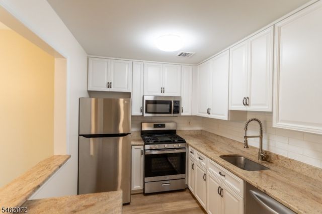 207 Cambridge Ct, Clifton City, NJ 07014