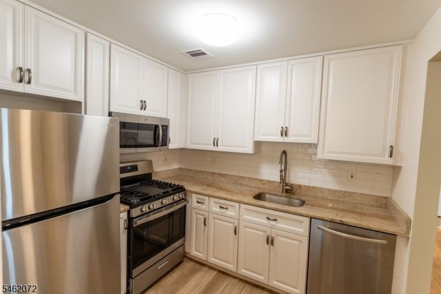 207 Cambridge Ct, Clifton City, NJ 07014