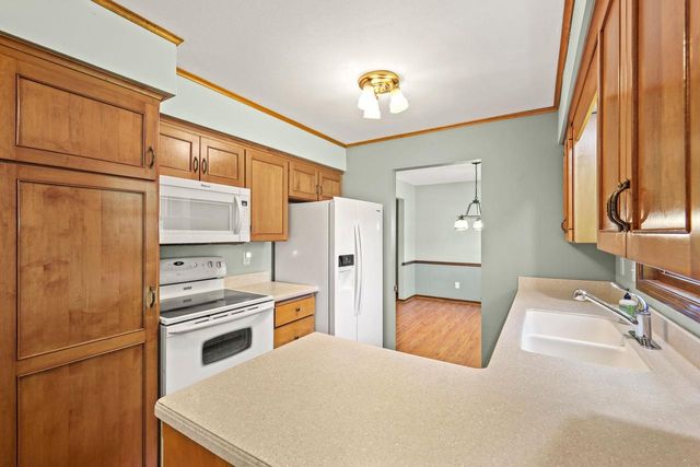 7830 W Oakbrook Circle, Madison, WI 53717