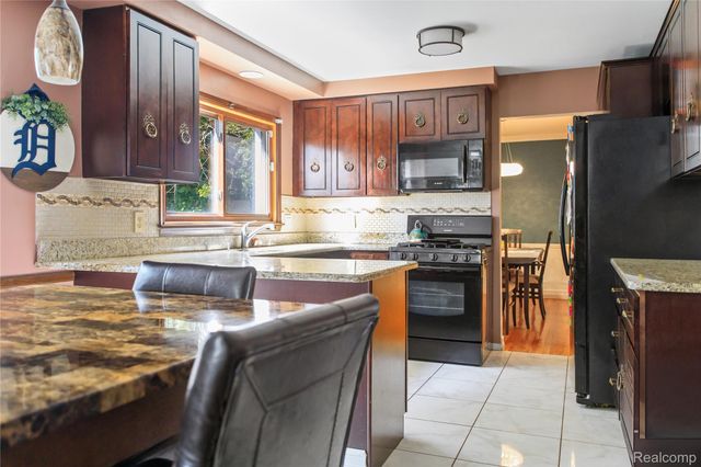 4015 Pinehurst Drive, West Bloomfield Charter Township, MI 48322