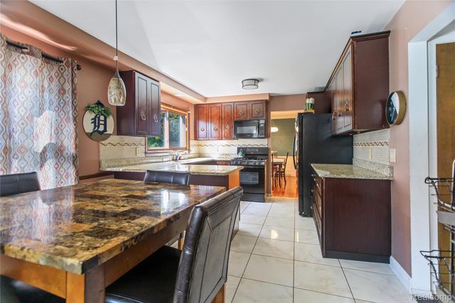 4015 Pinehurst Drive, West Bloomfield Charter Township, MI 48322