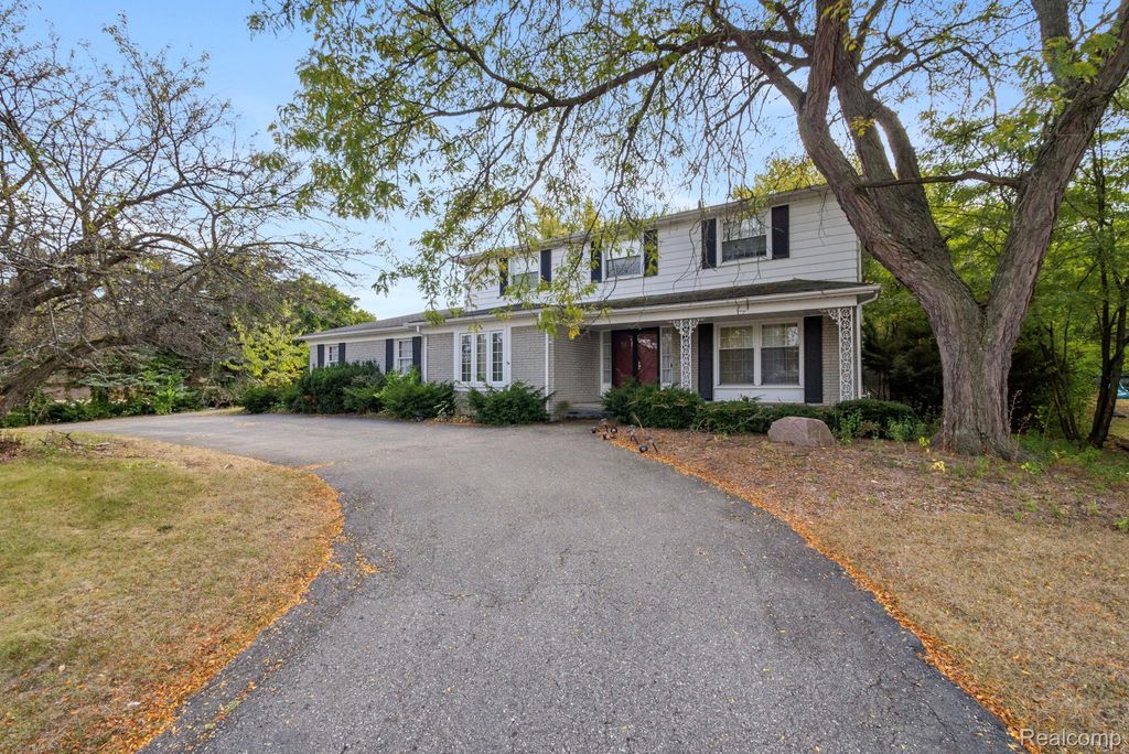 4015 Pinehurst Drive, West Bloomfield Charter Township, MI 48322