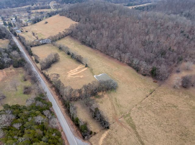 2 Normandy Rd, Normandy, TN 37360