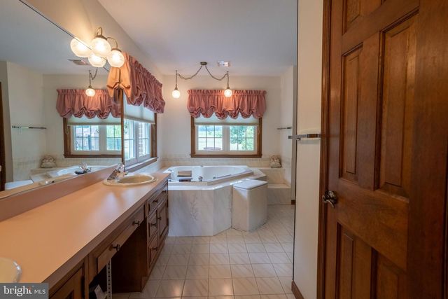 38 HOFFMAN RD, East Berlin, PA 17316