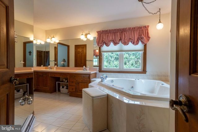 38 HOFFMAN RD, East Berlin, PA 17316