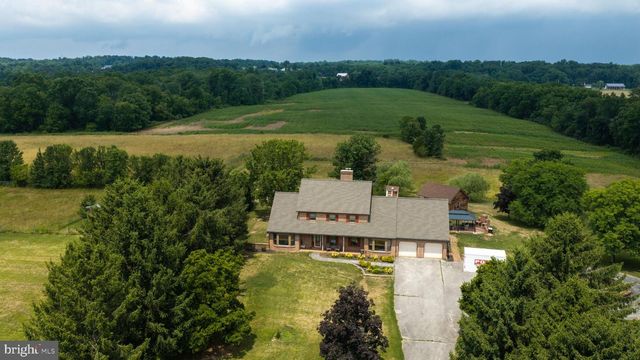 38 HOFFMAN RD, East Berlin, PA 17316