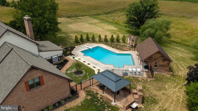 38 HOFFMAN RD, East Berlin, PA 17316
