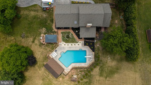 38 HOFFMAN RD, East Berlin, PA 17316